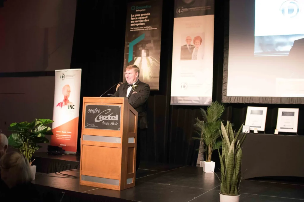 Discours officiel sur scène lors d’un gala