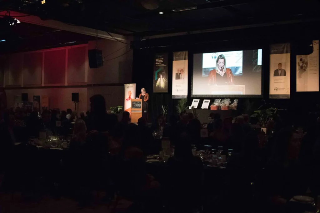 Conférencière au pupitre lors d’un gala professionnel