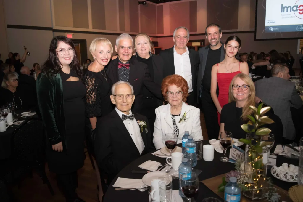 Groupe élégant lors d’un gala en salle