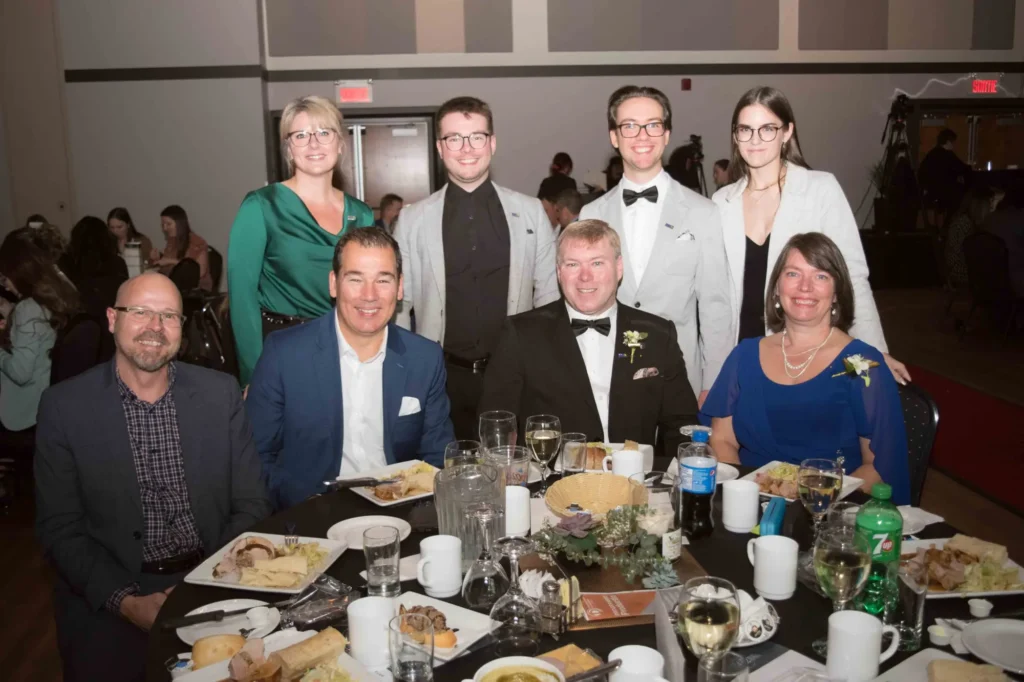 Groupe élégant lors d’un dîner de gala