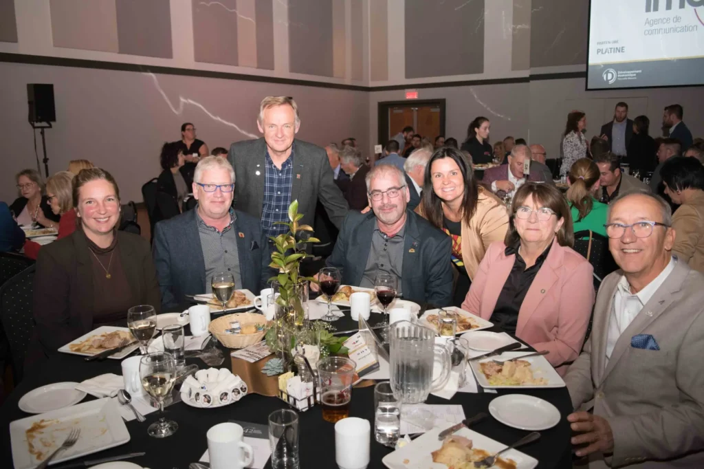 Groupe d’adultes lors d’un dîner événementiel