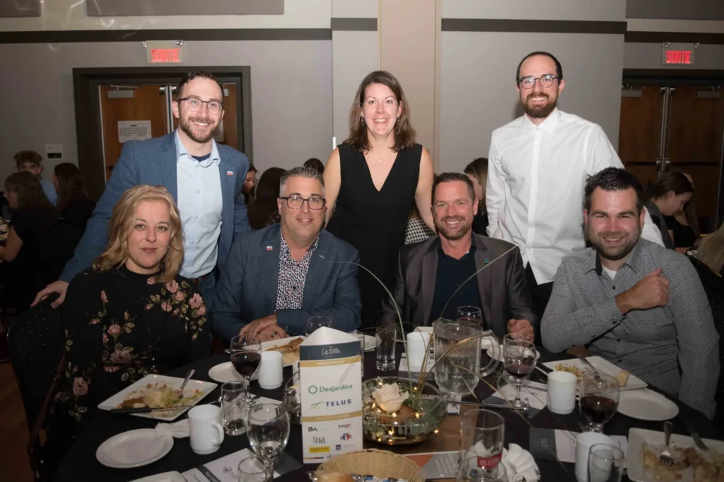 Groupe d’adultes souriants lors d’un dîner événementiel
