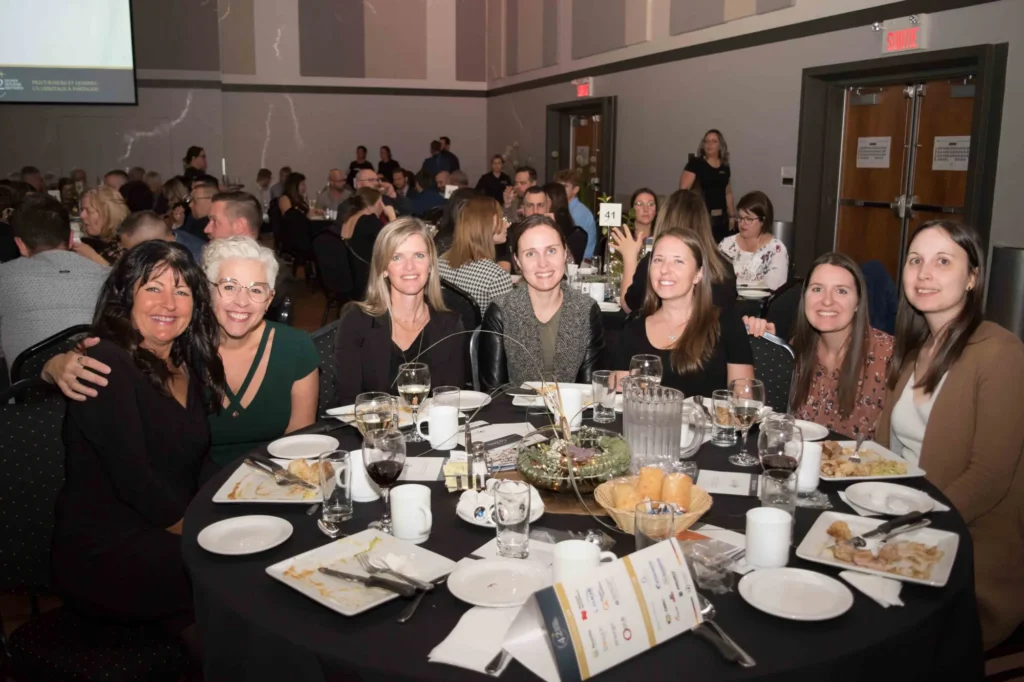 Femmes souriantes lors d’un dîner de gala