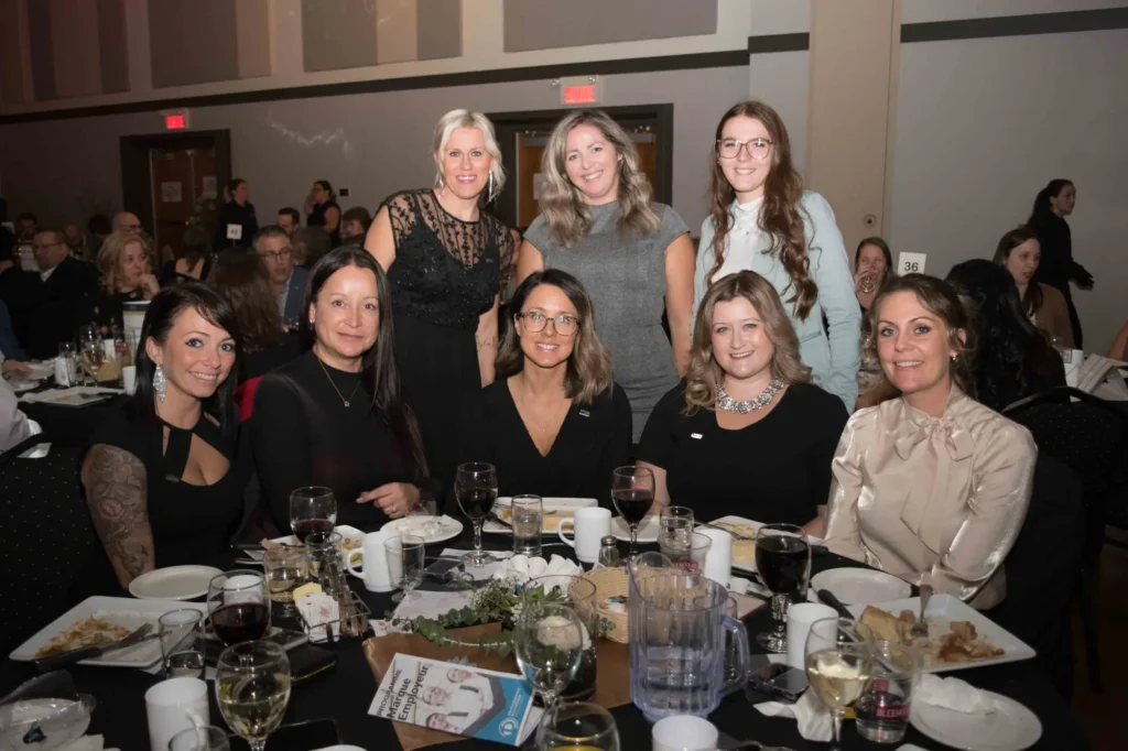 Groupe de femmes lors d’un dîner de gala