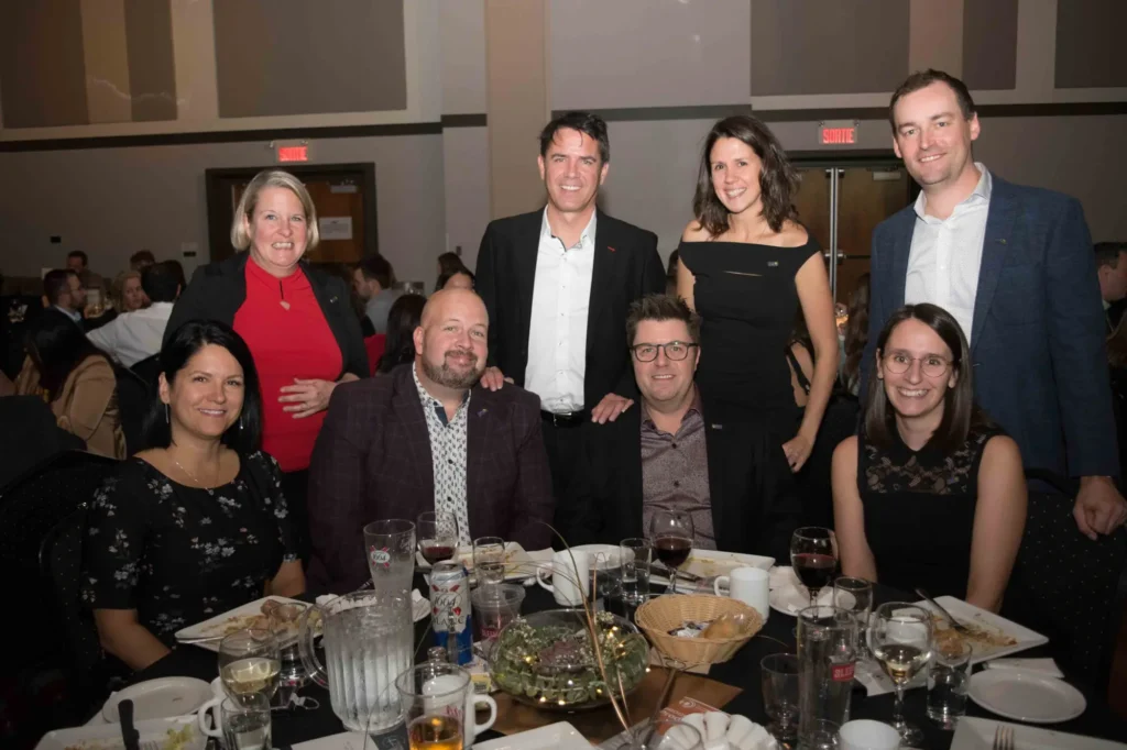 Groupe d’adultes lors d’un dîner formel