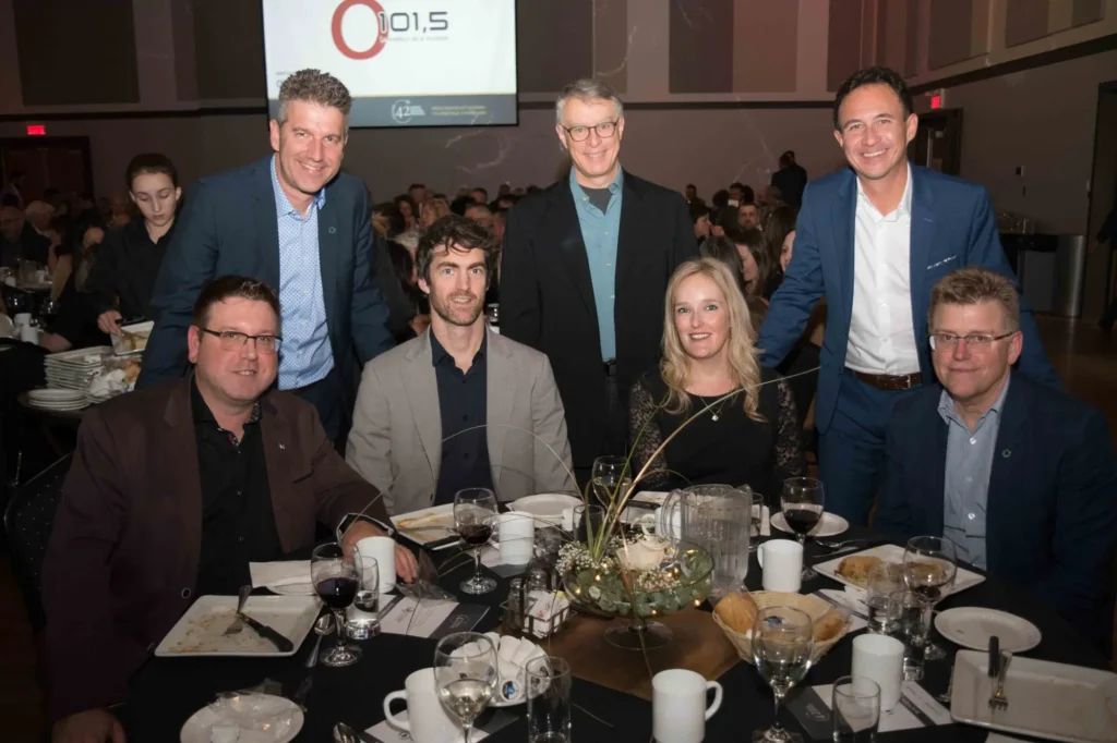 Groupe de convives lors d’un dîner de gala