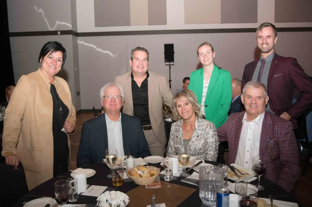 Groupe d’adultes souriants lors d’un dîner formel