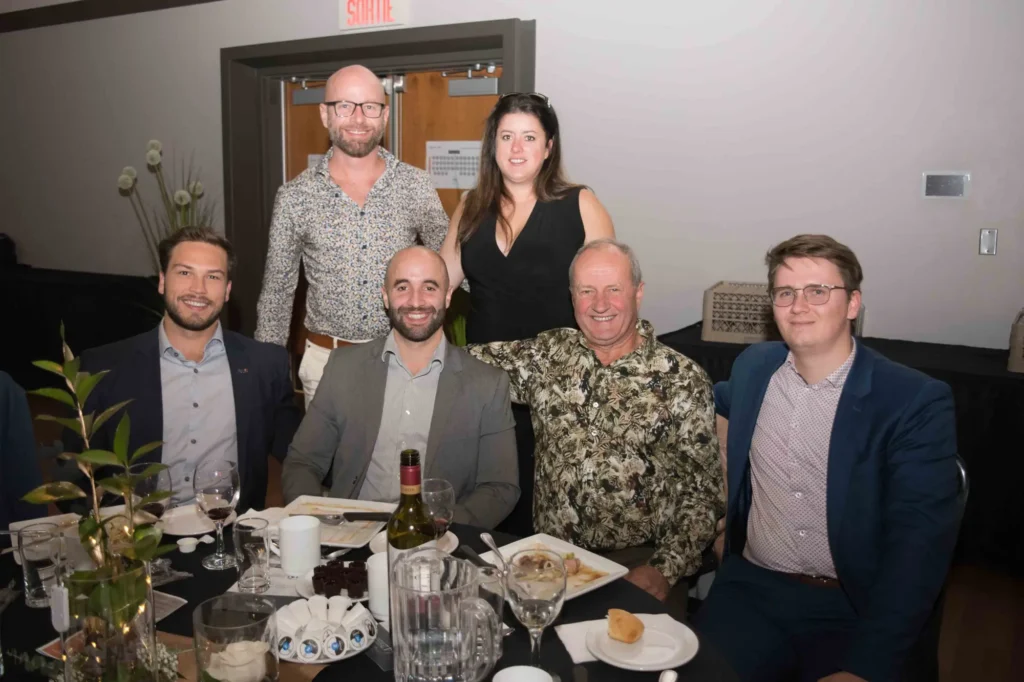 Groupe d’adultes posant lors d’un dîner convivial