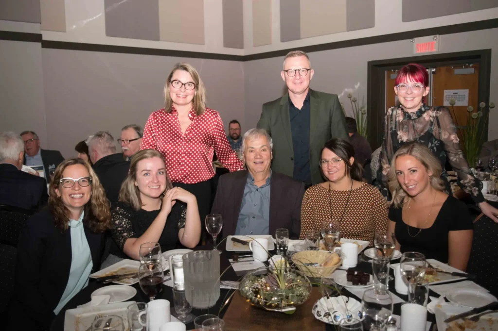 Groupe souriant lors d’un dîner événementiel
