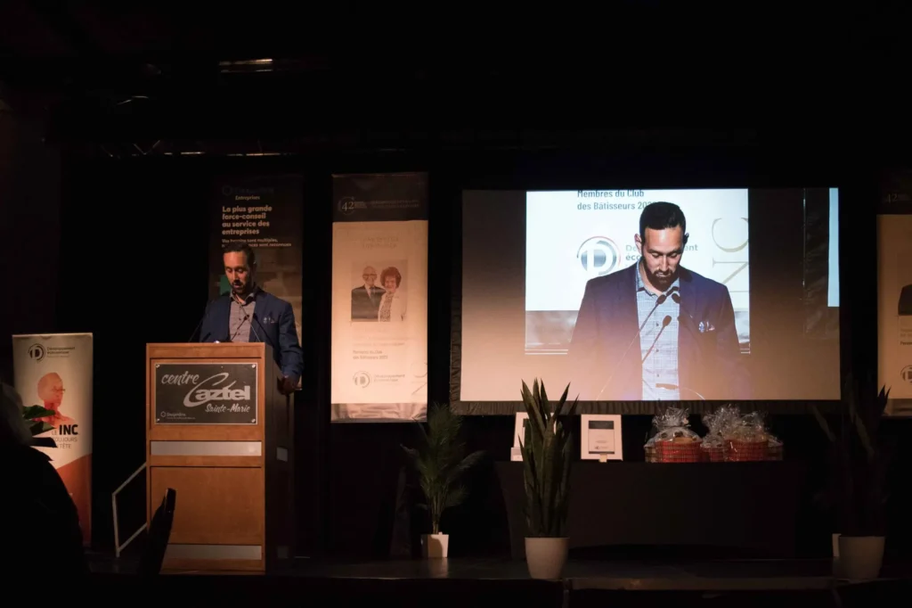 Conférencier au pupitre lors d’un événement professionnel