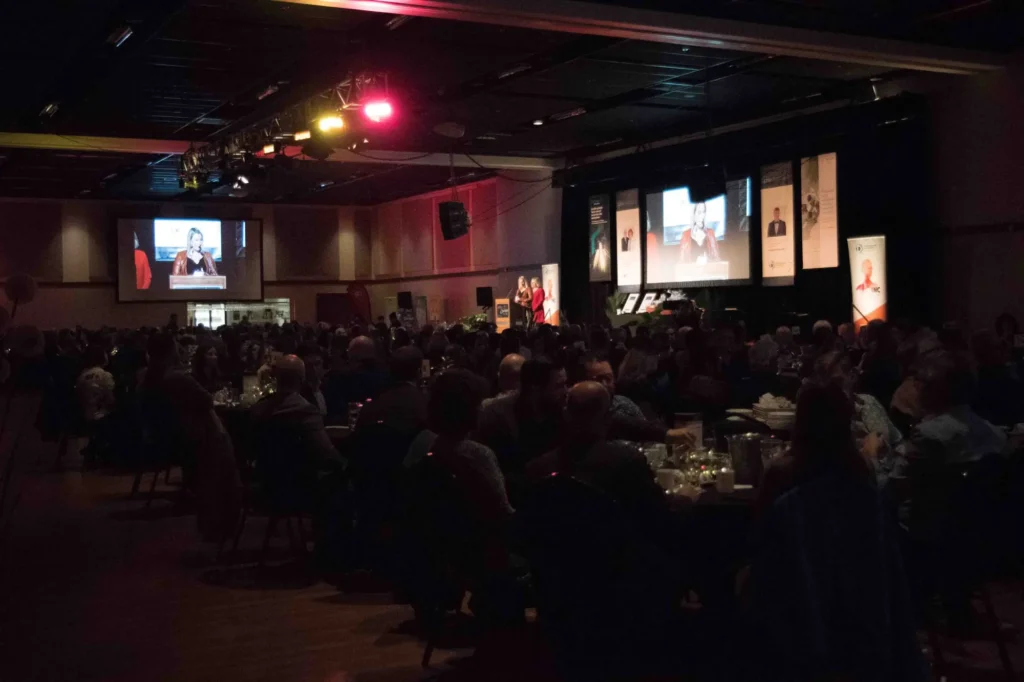Conférence sur scène devant public en soirée