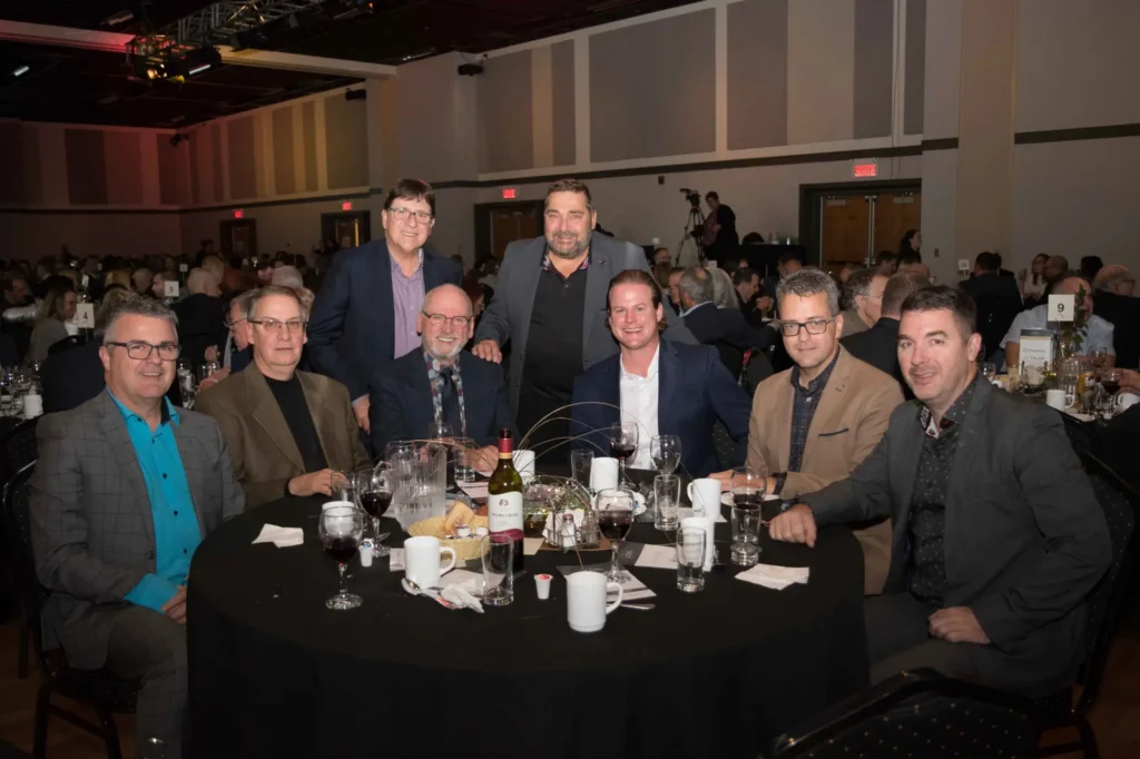 Groupe d’hommes lors d’un dîner de gala