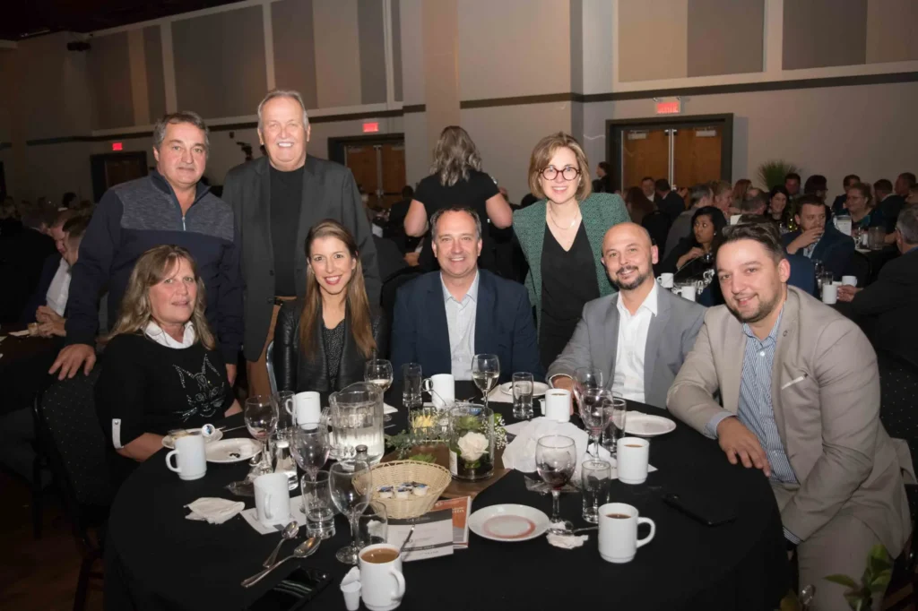 Groupe d’adultes lors d’un dîner formel