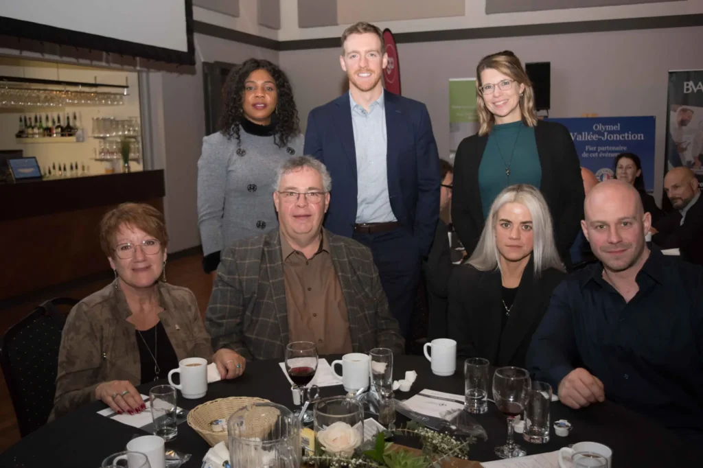 Groupe d’adultes lors d’un dîner événementiel