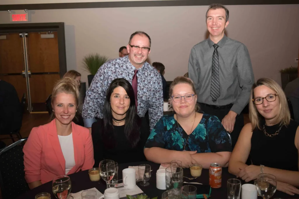 Groupe d’adultes souriants lors d’un dîner événementiel