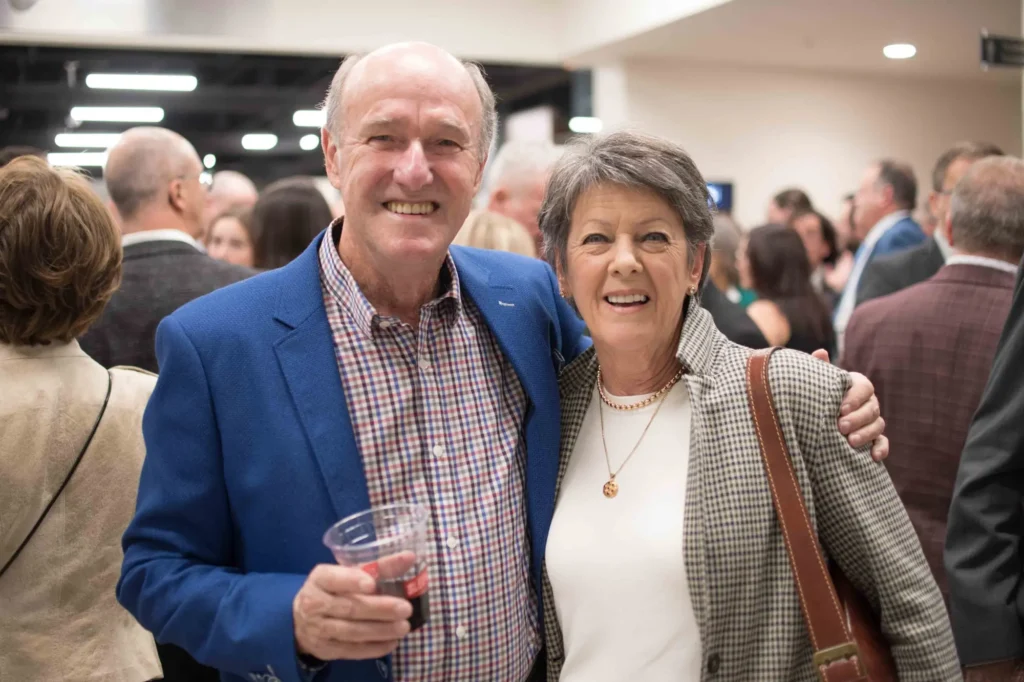 Couple souriant lors d’un événement en intérieur