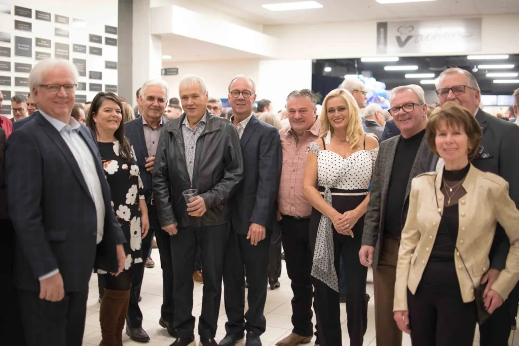 Groupe d’adultes posant lors d’un événement intérieur