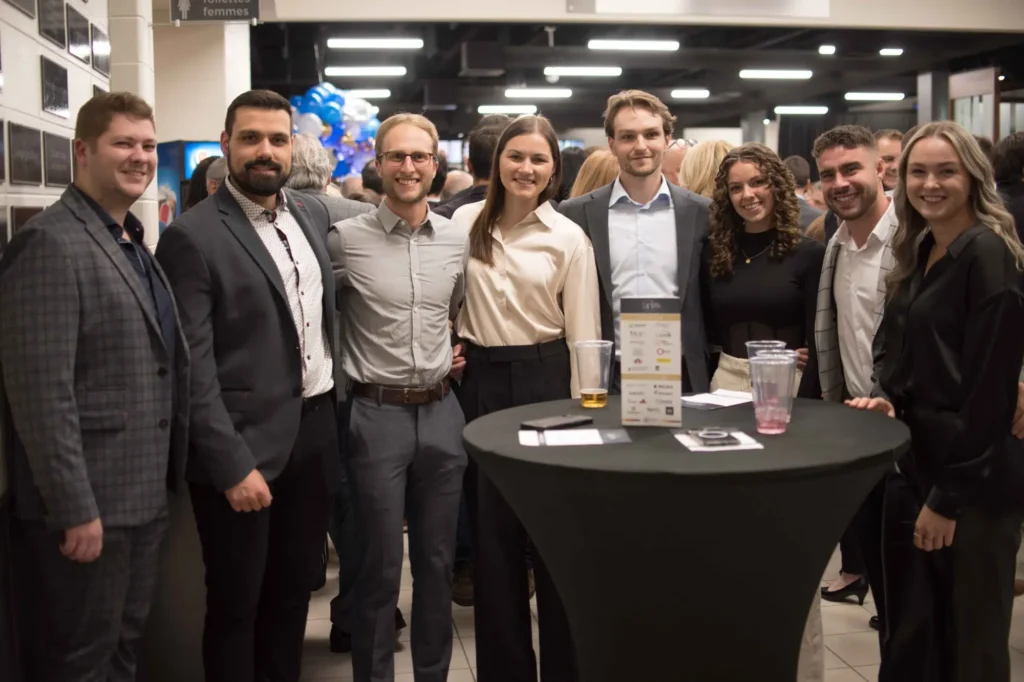 Groupe de jeunes professionnels à un événement networking