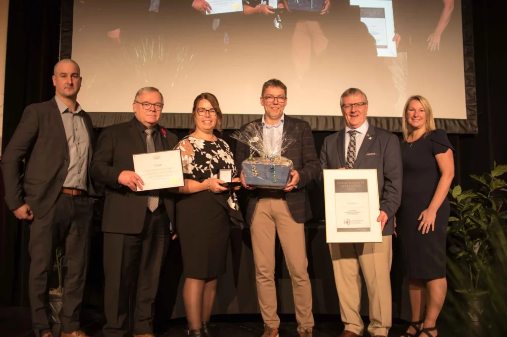 Remise de prix sur scène avec six personnes