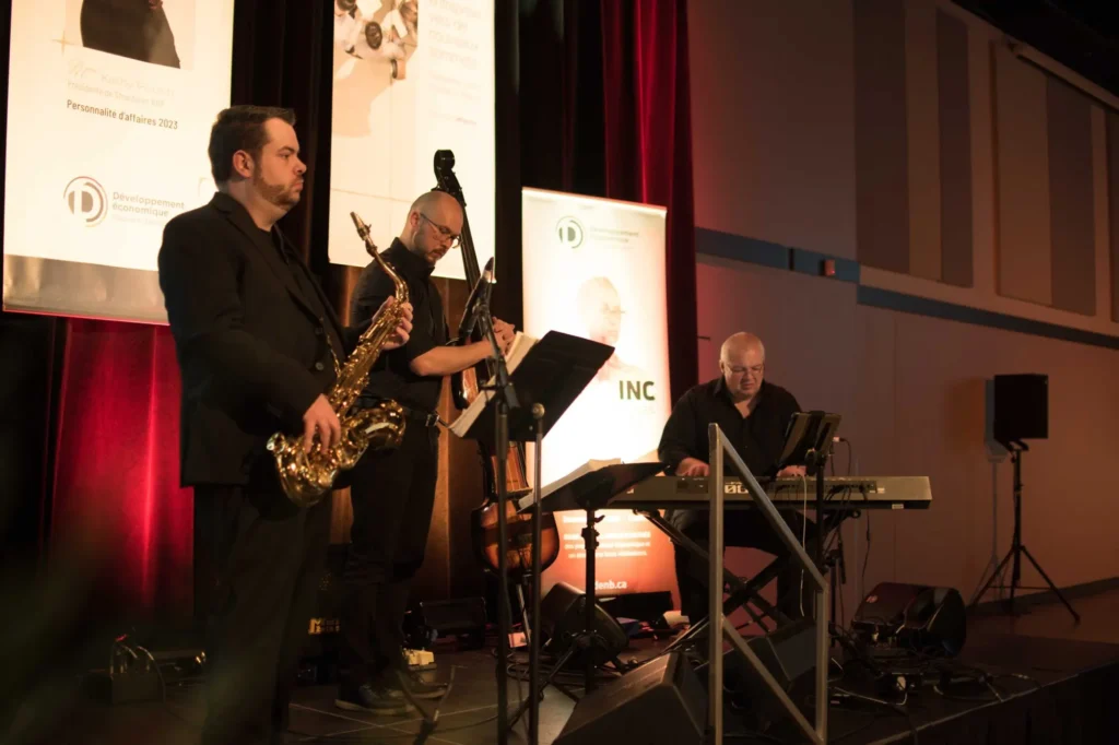 Trio de jazz sur scène événement d'affaires