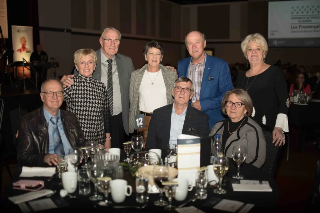 Groupe de seniors lors d’un dîner événementiel