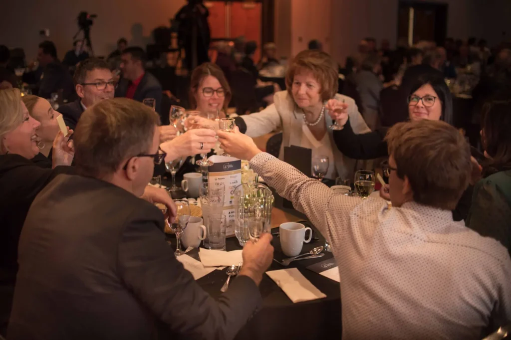 Convives trinquant lors d’un dîner de gala