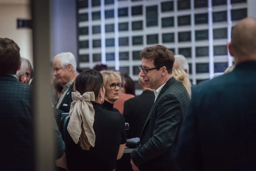 Participants échangent lors d’un événement professionnel