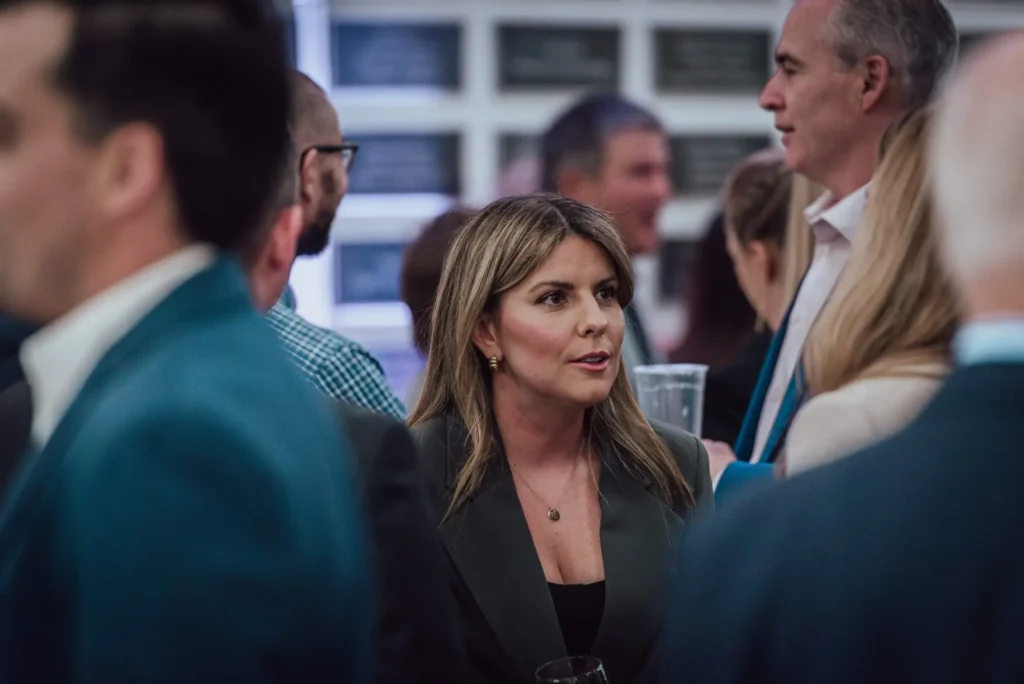 Femme discutant lors d’un événement professionnel