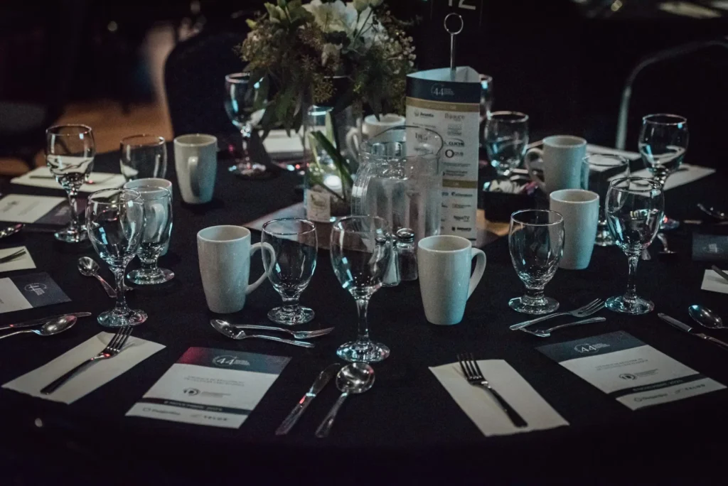 Table de gala dressée avec verres et fleurs