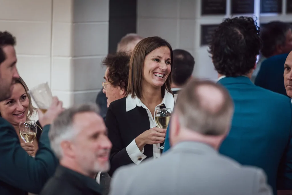 Femme souriante lors d’un cocktail professionnel