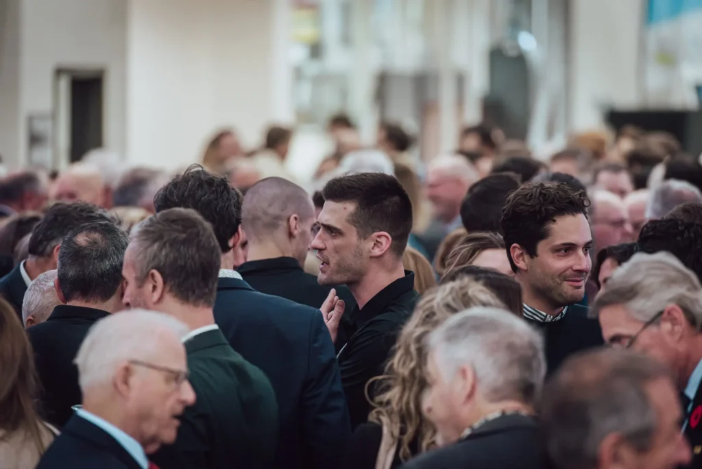Foule dense lors d’un événement officiel en ville