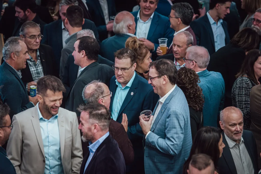 Foule en costume lors d’un cocktail professionnel