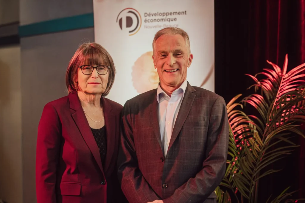 Deux responsables posant à un événement économique