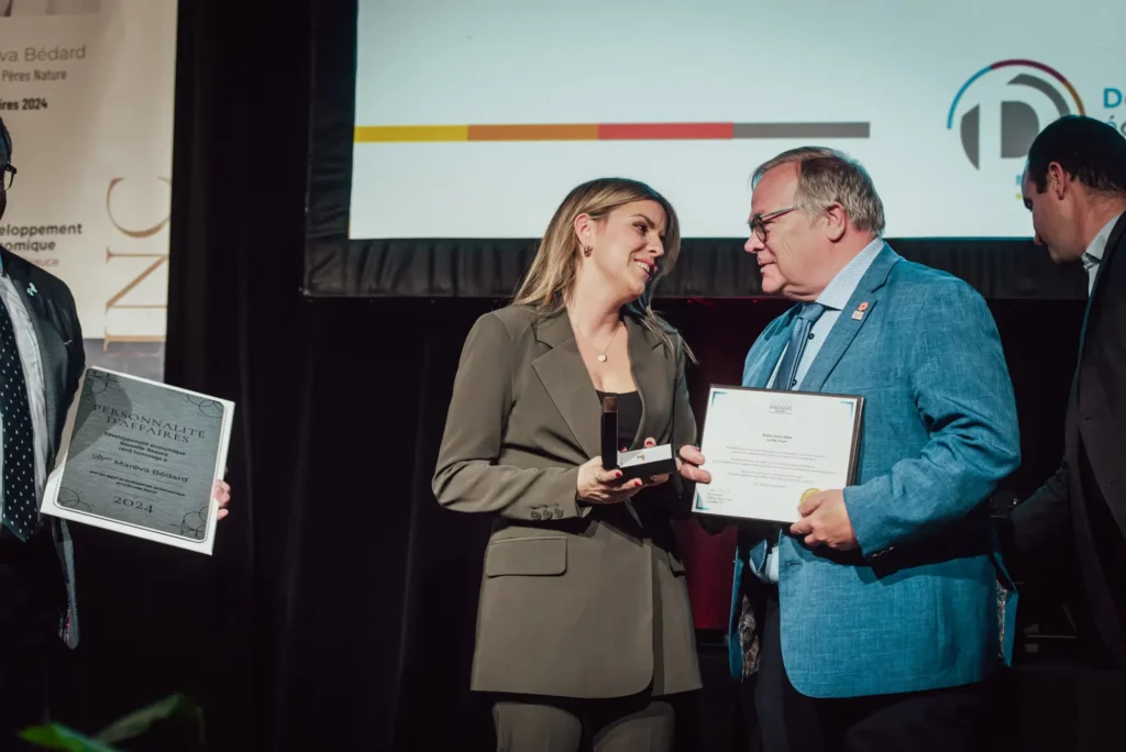 Remise de prix sur scène lors d’une cérémonie