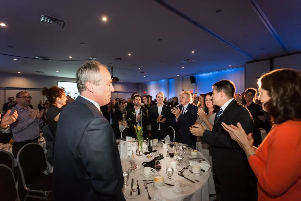 Applaudissements lors d’un dîner officiel en salle