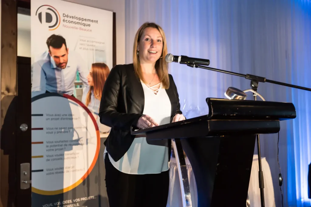 Femme prononçant un discours à un pupitre