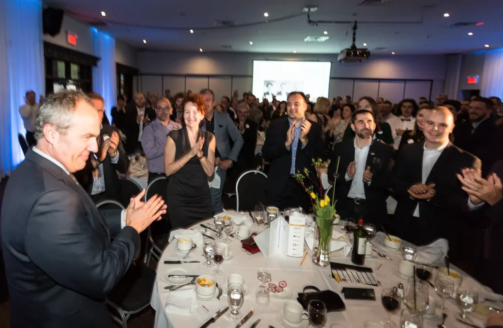 Invités applaudissant lors d’un dîner de gala