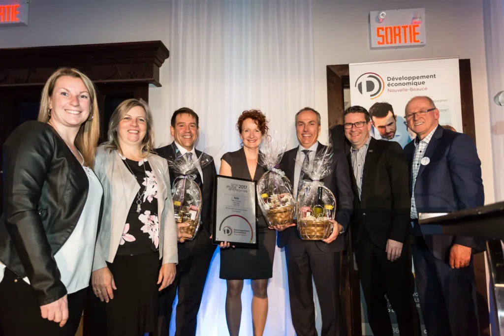 Remise de prix entrepreneuriaux avec lauréats souriants