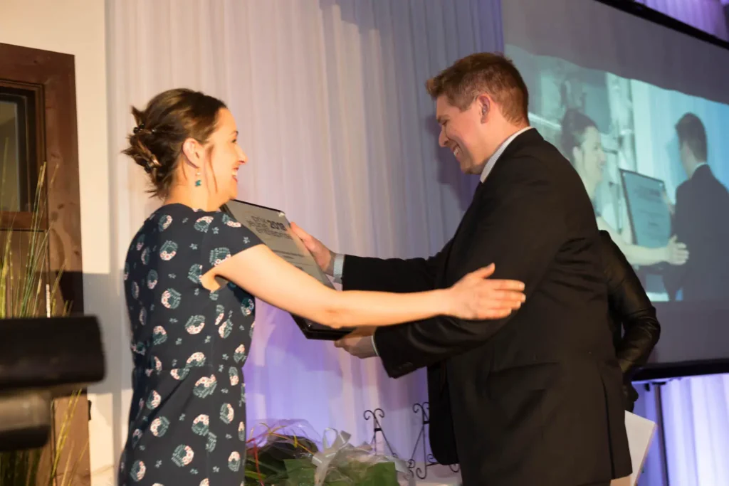 Remise de prix sur scène entre deux adultes