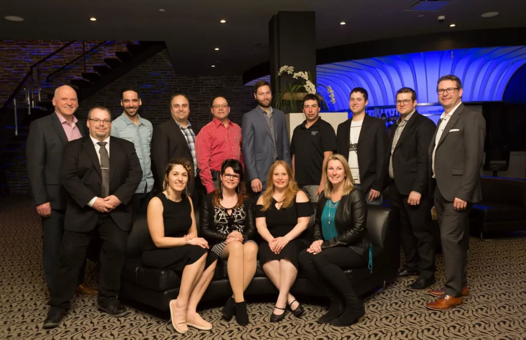 Groupe de professionnels posant dans un lounge moderne