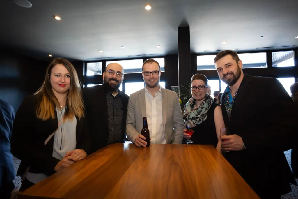 Groupe d’amis autour d’une table avec boissons