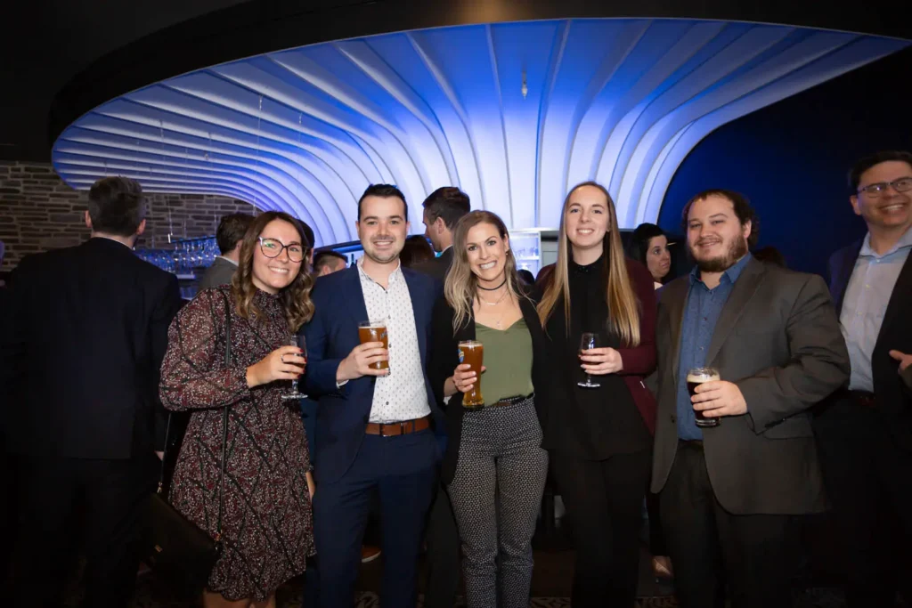 Groupe d'amis lors d'une soirée cocktail moderne