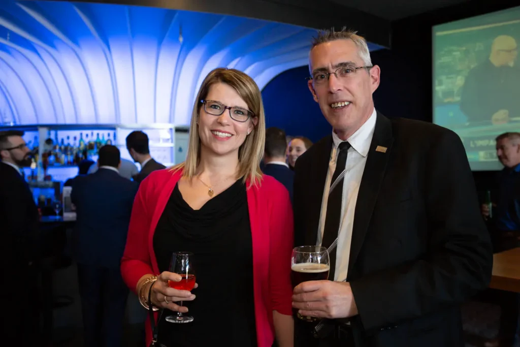 Couple souriant lors d’un cocktail professionnel