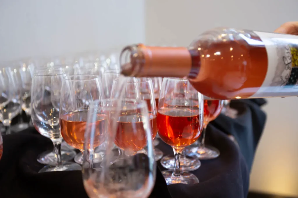 Service de vin rosé dans des verres