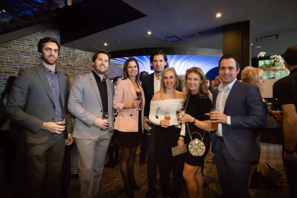 Groupe d'amis élégants lors d'un cocktail