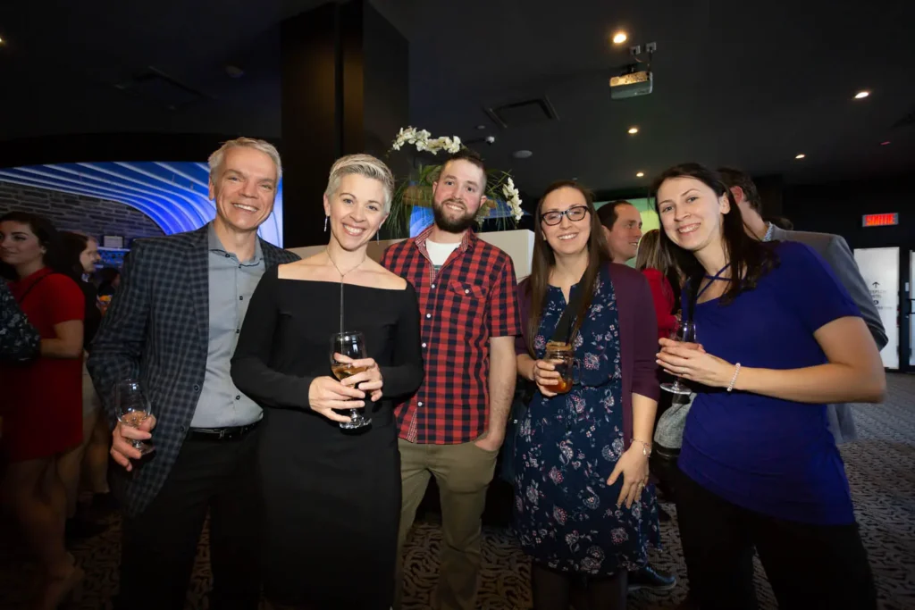 Groupe d'amis souriant lors d'une soirée événementielle