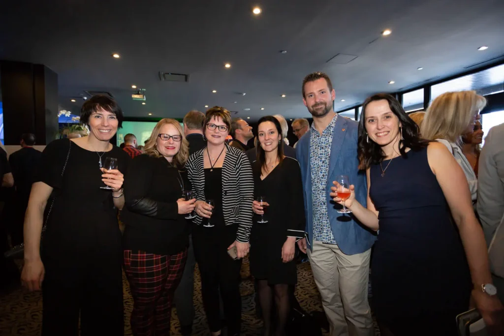 Groupe d’adultes lors d’un événement professionnel convivial