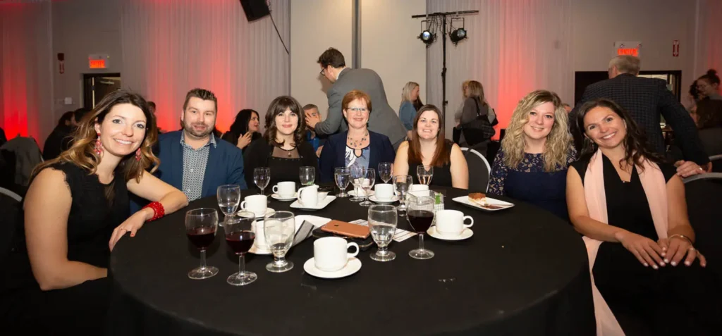 Groupe d’adultes à table lors d’un gala