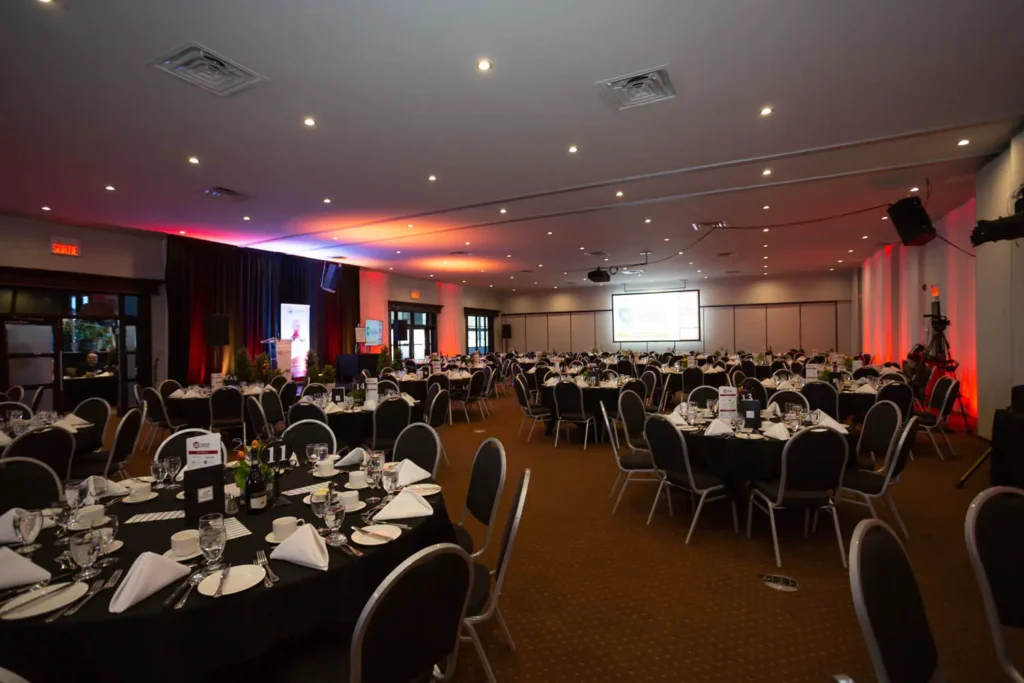 Salle de banquet préparée pour conférence et dîner
