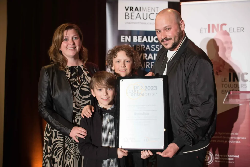 Famille recevant prix 2023 jeune entreprise